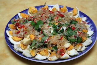 Сверху выложить лук и полить соусом