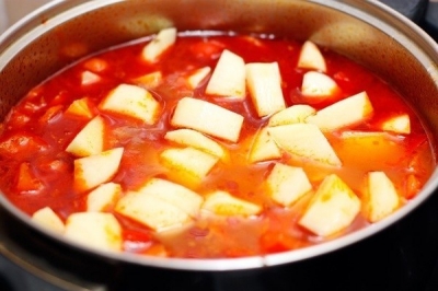Когда мясо станет мягким, положите в гуляш крупно нарезанный картофель
