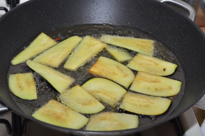 Выкладываем баклажаны порциями в масло