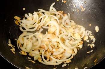 Добавляем порезанный полукольцами лук