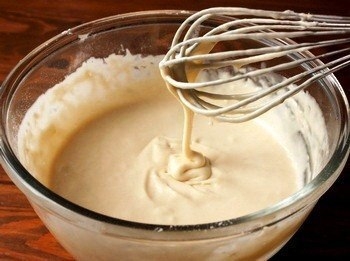 Яйца взбиваем с молоком и сахаром