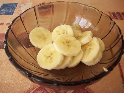 Банан очистить от шкурки и порезать кружками