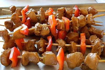 Нарезать сладкий перец кусочками, положить в маленькую миску, полить 1 ч