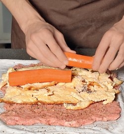 Мясо нарезать кусочками, пропустить через мясорубку