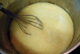 Добавить муку и соль, тщательно перемешать