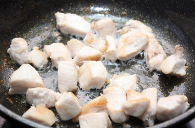 Куриную грудку режем кусочками и обжариваем на горячей сковороде до золотистого цвета, чуть посолив в растительном масле