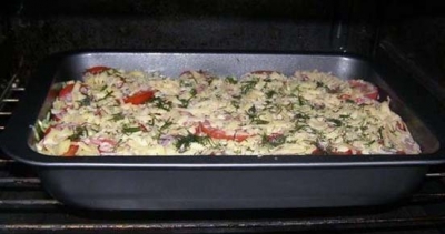 Форму смазать маслом, выложить половину кабачков, сверху фарш, затем опять кабачки