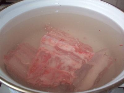 Заливаем свиную косточку водой и ставим варить бульон