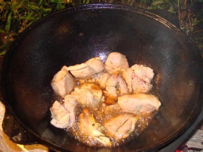 Разогреваем жир до такой степени, чтобы брошенный кусок мяса сразу белел