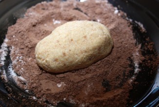 Из полученной массы слепить продолговатые пирожные и обвалять их в смеси какао и сахарной пудры