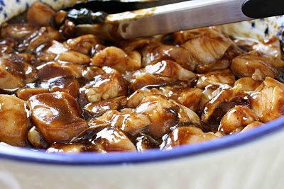 Нарезать куриные грудки кубиками по 2