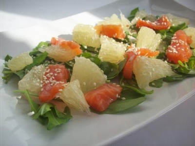 Сверху сбрызгиваем лимонным соком и посыпаем кунжутом