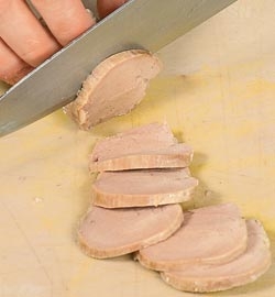 Свинину нарезать порционными кусками и разложить по тарелкам
