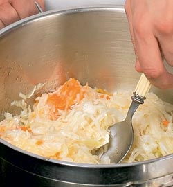 Капусту отжать и нарезать