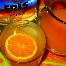 Влейте апельсиновый сок в стакан со льдом, затем добавьте стопку водки