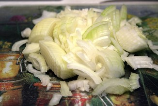 Лук очистить и тонко нарезать