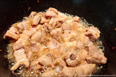 Мясо обжариваем до образования золотистой корочки