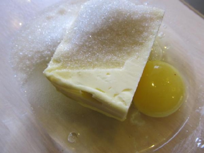 Смешать размягчённое сливочное масло с яйцом и сахаром