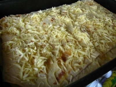 Вытаскиваем, немного посыпаем тёртой Гаудой и убираем в духовку на 220 C до образования золотистой корочки