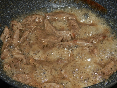 Мясо нарезаем на полоски и обжариваем, добавив чёрный перец, примерно минут 5-6
