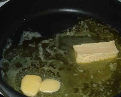 В сковороде растапливаем сливочное масло