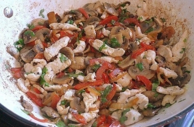 К шампиньонам добавить курицу, лук и перец, кинзу, лимонный сок, тертый имбирь, соль