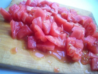 Снимаем кожицу, очищаем и режем кусочками