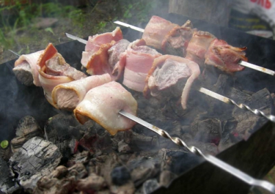Бекон режем тонкими длинными ломтиками и заворачиваем в него куски мяса