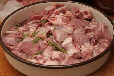 Замочить мясо в белом вине и розмарине, промариновать его в течении 1 часа