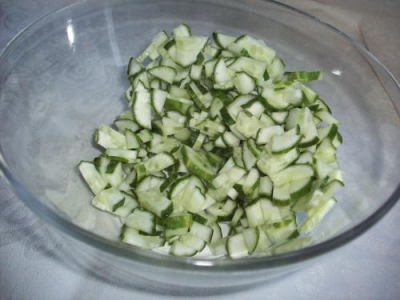 Огурцы режем кусочками
