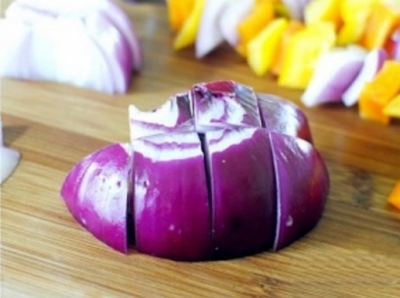 Лук нарезаем крупными квадратными кусочками