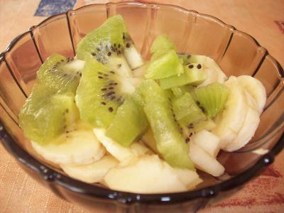 Киви очистить от кожи и порезать дольками