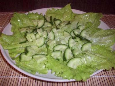 Крупно, но тонко нарезаем огурцы