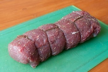 Мясо обвязываем кухонной ниткой