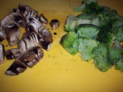 Грибы и брокколи режем на кусочки