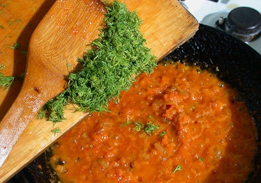 Приправить по вкусу мелко нарезанной зеленью, солью и молотым черным перцем
