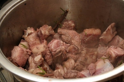 Маринад слить, но розмарин оставить в мясе, мясо обсушить