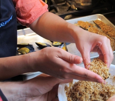 В миске смешиваем панировочные сухари, сыр, оливковое масло, чеснок, соль, перец