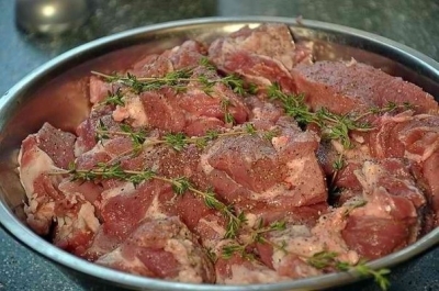 Мясо разрезать крупными порционными кусками, хорошо поперчить, добавить веточки тимьяна и оставить в теплом месте на полчаса
