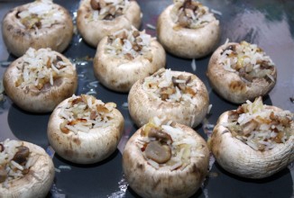 Начинить шляпки получившейся начинкой как можно плотнее и запечь в духовке при 190 градусах около 20 минут