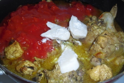 Добавить предварительно порезанную на кусочки курицу и хорошо перемешать, чтобы каждый кусочек со всех сторон покрылся специями