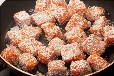 Положите рыбу на разогретую сковороду так,чтобы между кусками оставалось свободное место