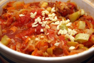 Добавляем обжаренные лук и морковь, мелко нарезанный чеснок и соль