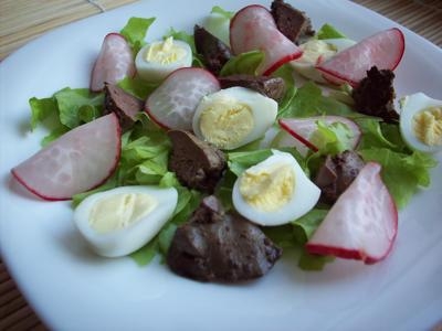 Редиску, если свежая, режем тонкими дольками