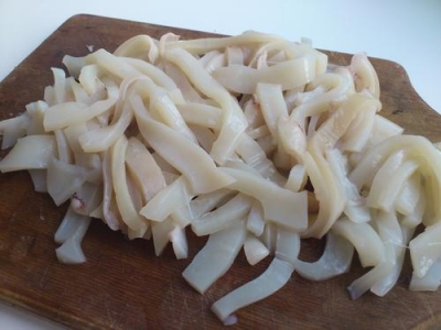 Кальмары режем длинными полосками