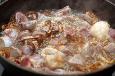 Теперь кладем мясо, очищенное от жил и нарезанное кубиками