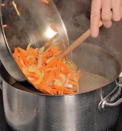 Лук и морковь нарезать соломкой, обжарить в разогретом масле, 8 мин