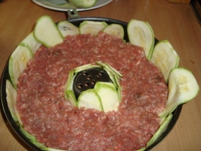 Уложить половину фарша