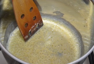 Нагреваем масло и смешиваем его с мукой, активно перемешиваем, пока масса не станет однородной