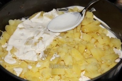 Затем картофель, нарезанный кубиками